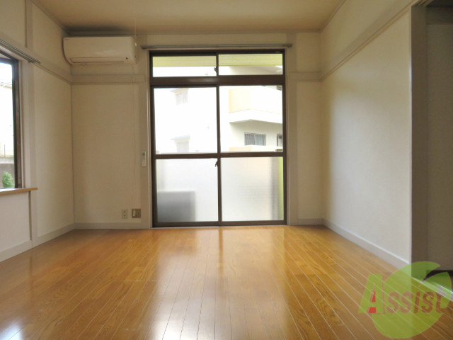 居室・リビング　こちらはリビングです。明るくていいですね。