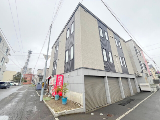 札幌市西区発寒三条のアパートの建物外観