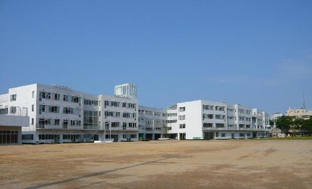 レーベン富山桜町の小学校