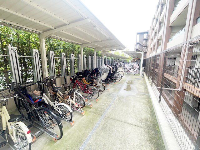 【横浜市青葉区あざみ野のマンションの駐車場】