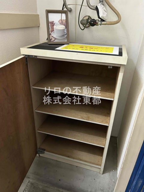 その他　玄関には下駄箱があるのでスッキリとした空間を保てます