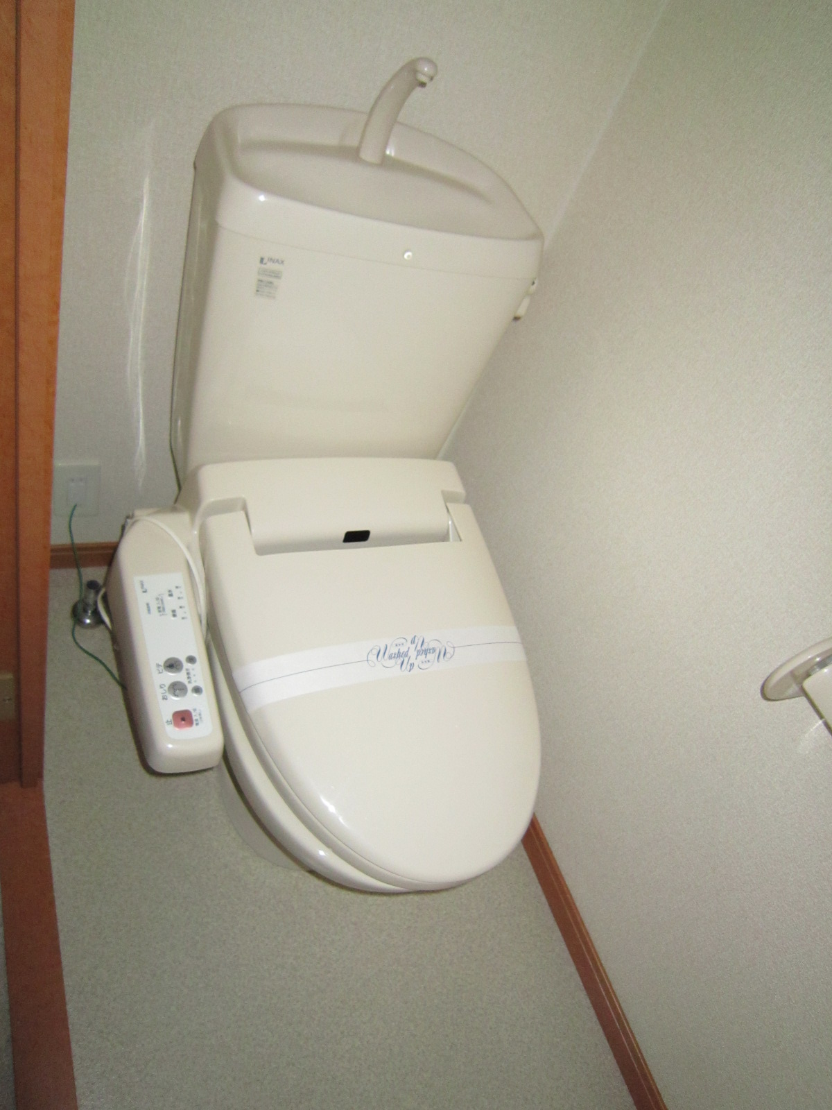 トイレ　温水洗浄便座付きのトイレ