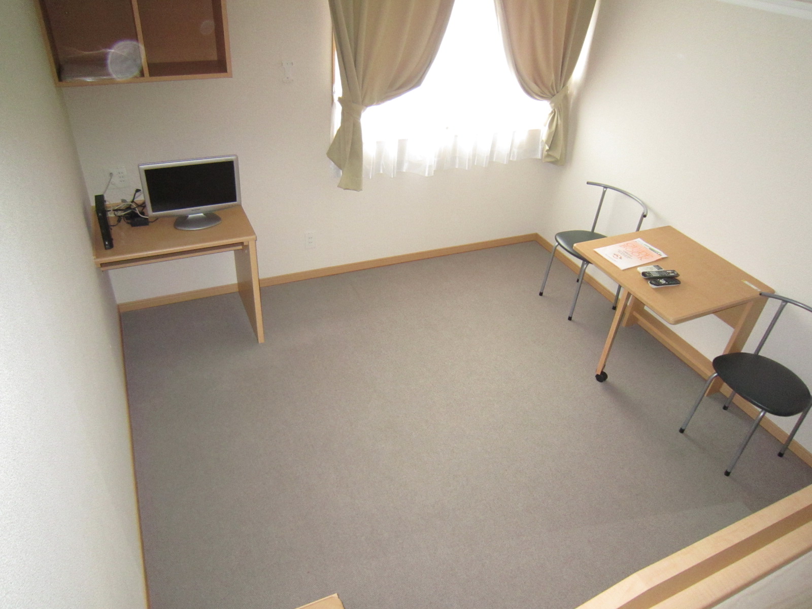 居室・リビング　折りたたみ式のテーブル＆イスも付いています♪