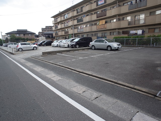 【ロイヤルハイツ泉の駐車場】