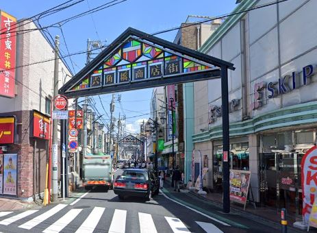 【横浜市神奈川区六角橋のマンションのショッピングセンター】