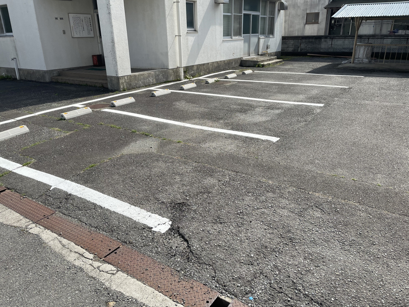 【加西市中富町のマンションの駐車場】