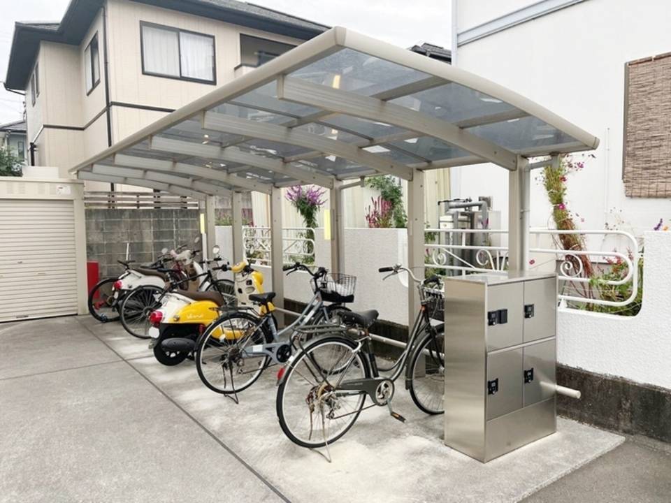 【松山市森松町のアパートの駐車場】