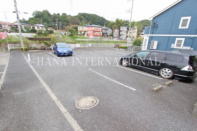 【稲城市坂浜のマンションの駐車場】