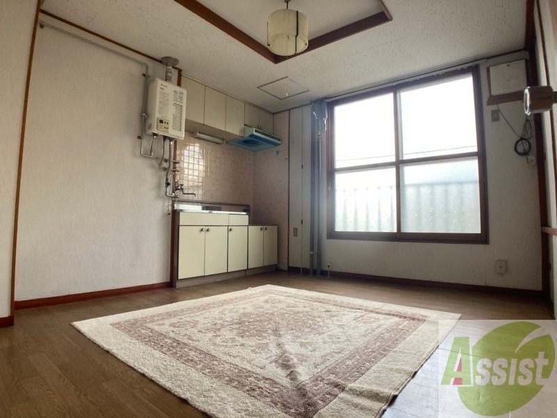 居室・リビング　リビングです。木目のフローリングが落ち着きますね