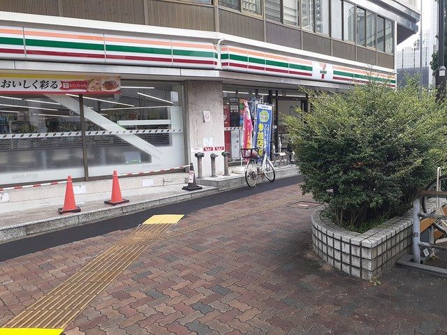 コンビニ　セブンイレブン（コンビニ）まで370m