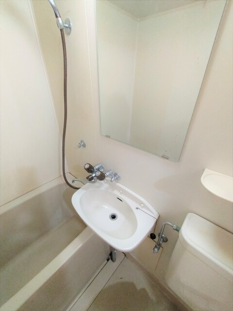 洗面設備　※クリーニング前写真