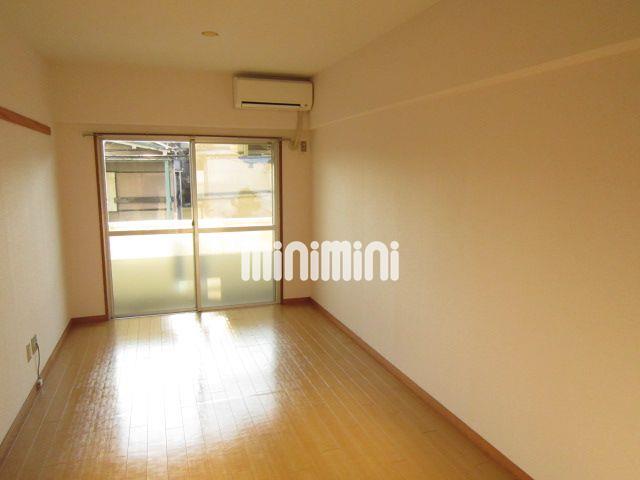 居室・リビング　洋間８帖は広いです。エアコン付き