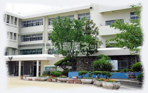 小学校　大和高田市立浮孔小学校（小学校）まで627m