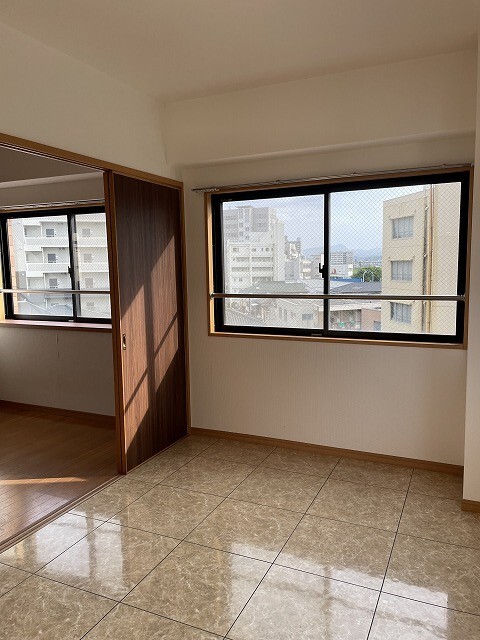 居室・リビング　※別室同じ間取りの写真。現況を優先します。