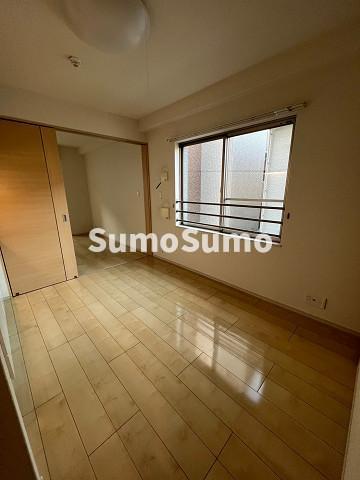 その他部屋・スペース　落ち着いた色調の寝室です