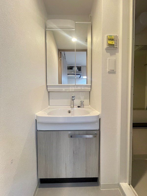 洗面設備　独立洗面台、朝の身支度には欠かせません