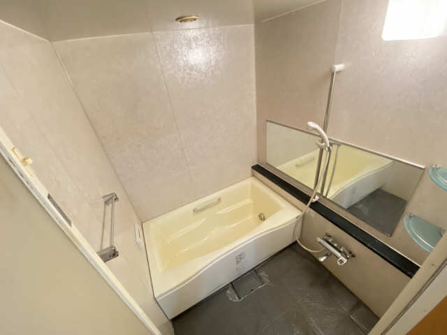 バス・シャワールーム　追い焚き機能付き浴室