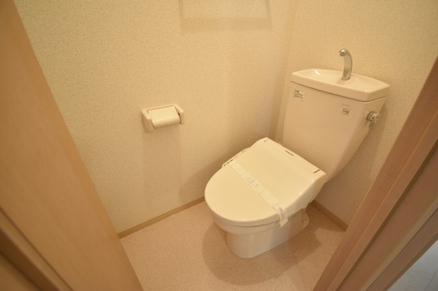 トイレ　落ち着いた色調のトイレです