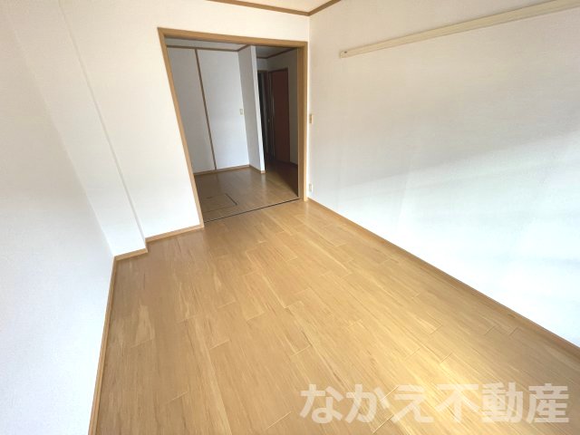 その他部屋・スペース　落ち着いた色調の寝室です