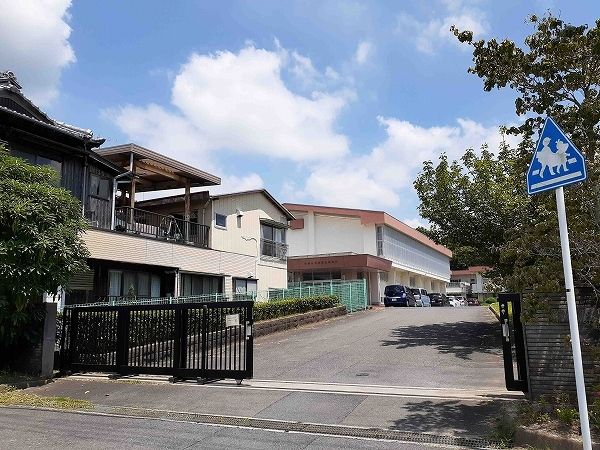 小学校　亀山市立野登小学校（小学校）まで350m