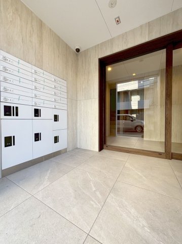 エントランス　落ち着いたエントランスです