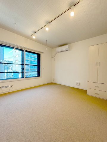 居室・リビング　防音室は防音床、防音壁、防音天井となっており、まさに楽器を演