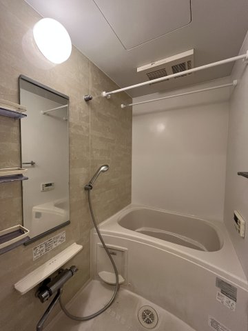 バス・シャワールーム　ゆったりと脚を伸ばしてくつろげるバスルーム