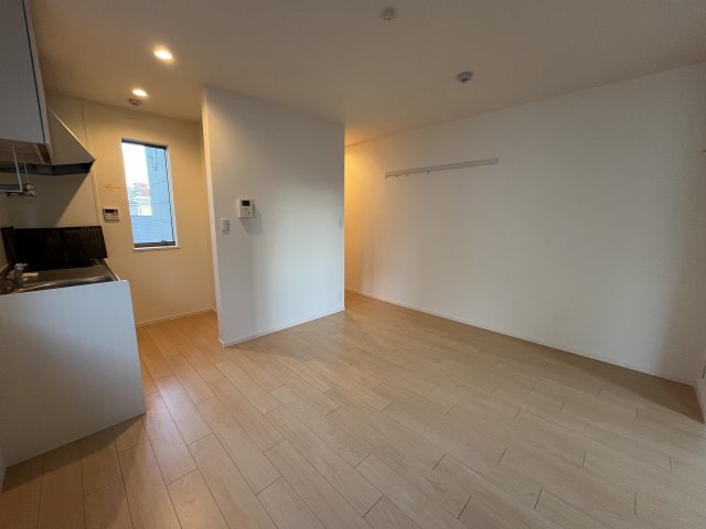 居室・リビング　窓が多く明るく風通し良好なリビング