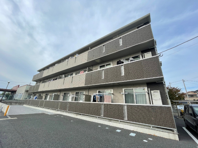 建物外観　白黒のモノトーン仕様で存在感のある外観。