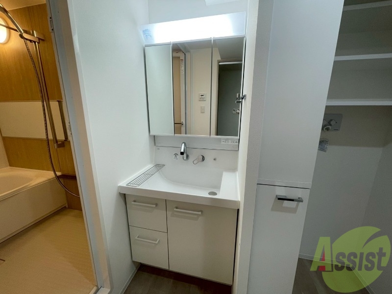 洗面設備　大きくて使いやすそうな独立洗面台になっています。