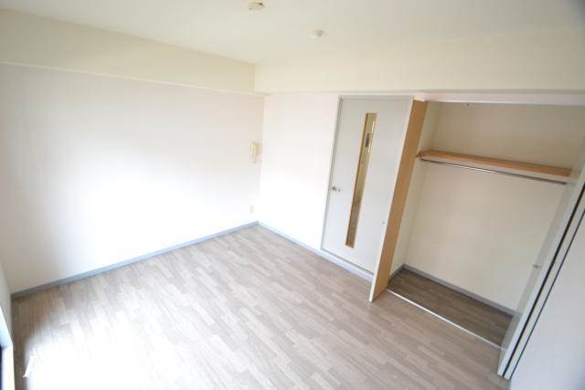 収納　写真は別のお部屋です。現況を優先ください。