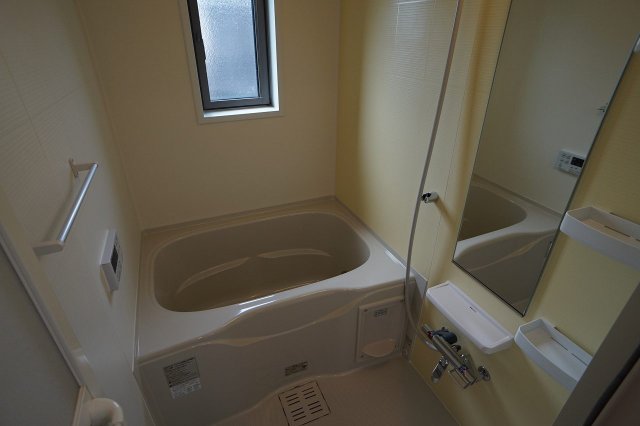 バス・シャワールーム　コンパクトで使いやすいお風呂です