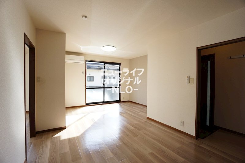 居室・リビング　明るい光が差し込むリビング13.5帖