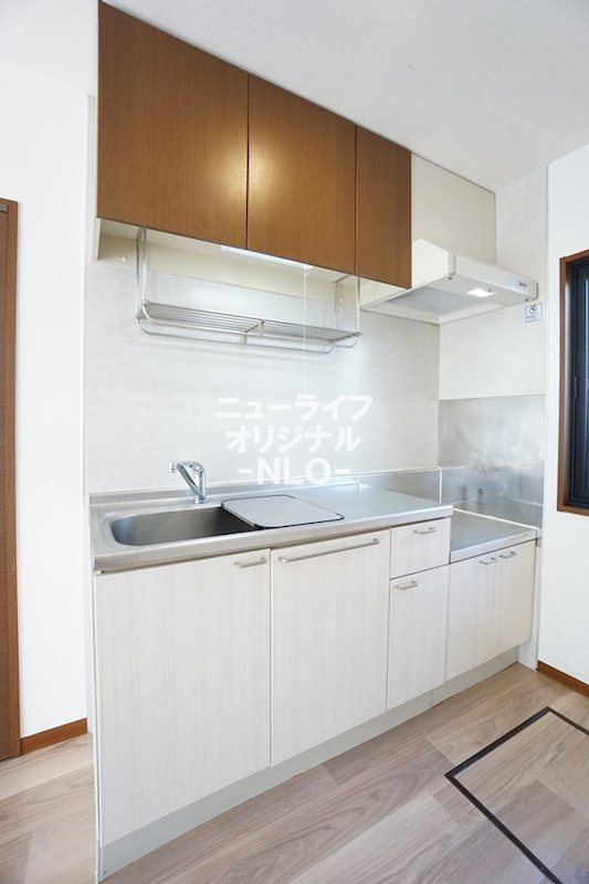 キッチン　窓付きキッチンで明るく換気も出来ます