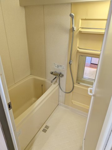 バス・シャワールーム　ゆっくり足をのばして入れます