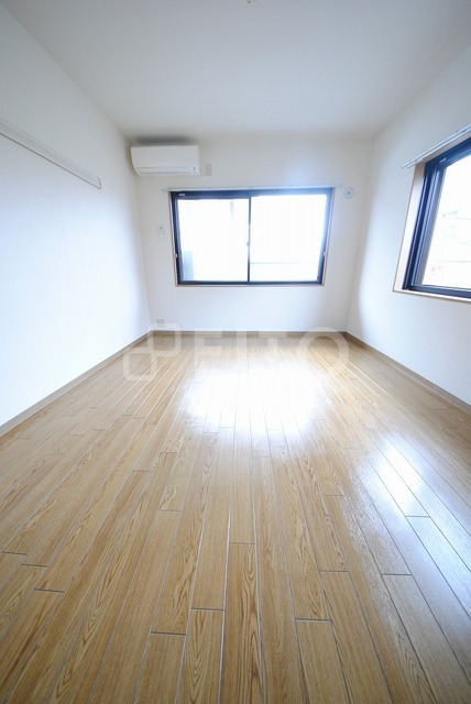 居室・リビング　３０２号は横窓なしタイプ