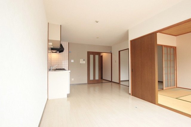 居室・リビング　同物件別号室