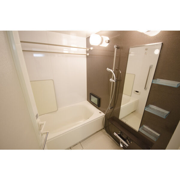 バス・シャワールーム　※写真は同じマンションの違う部屋のものになります。