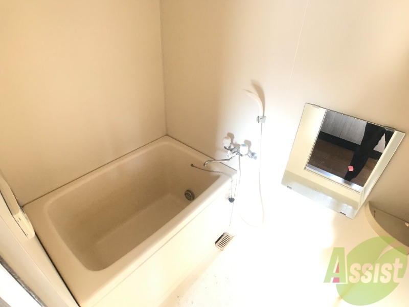 バス・シャワールーム　お風呂は追い焚き機能があります。嬉しいポイントですね
