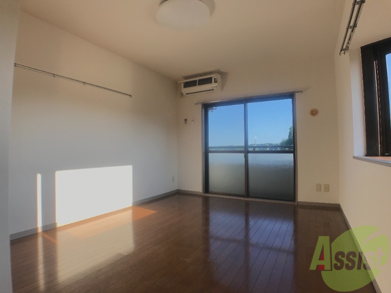 居室・リビング　日当たりのいい１*です。広々しておりますね。