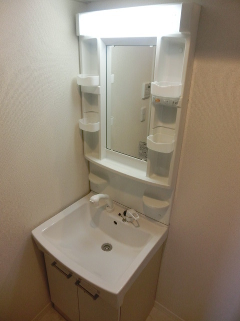 洗面設備　朝の身支度に欠かせない独立洗面所。