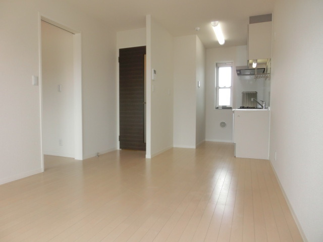 居室・リビング　白を基調としたお部屋は心も晴やかにしてくれます。