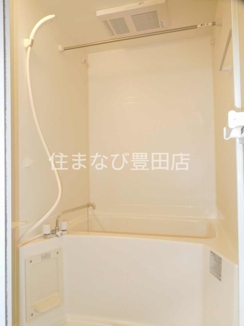 バス・シャワールーム　同型別部屋写真（反転）