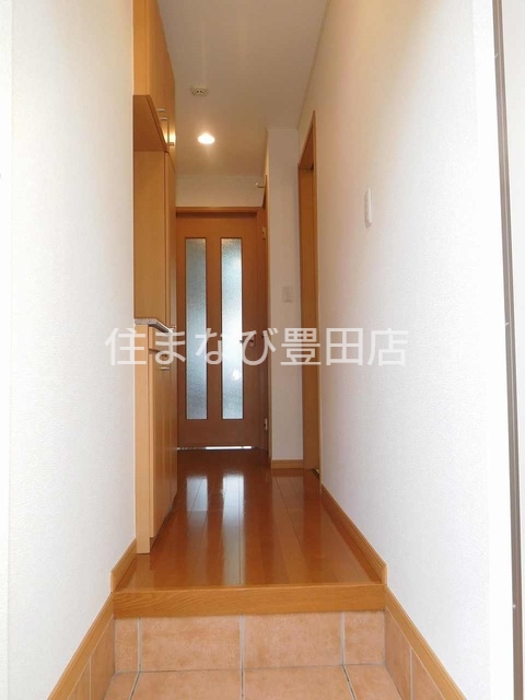 玄関　同型別部屋写真（反転）