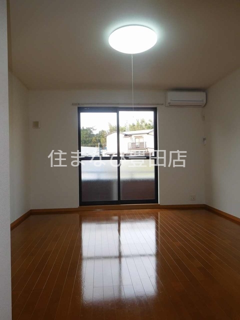 居室・リビング　同型別部屋写真（反転）