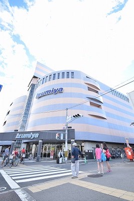 スーパー　イズミヤ 白梅町店（スーパー）まで588m
