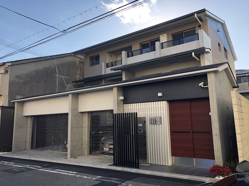 建物外観　駐車場シャッター付、京都らしさが感じられる外観デザインです。