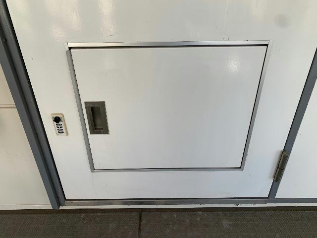 その他設備　玄関扉に宅配ボックス付き