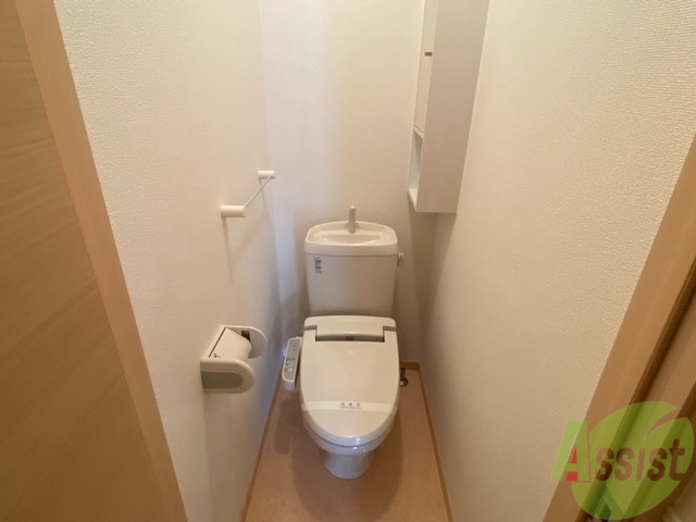 トイレ　嬉しいウォシュレット機能付きです。シャワートイレは便利ですね