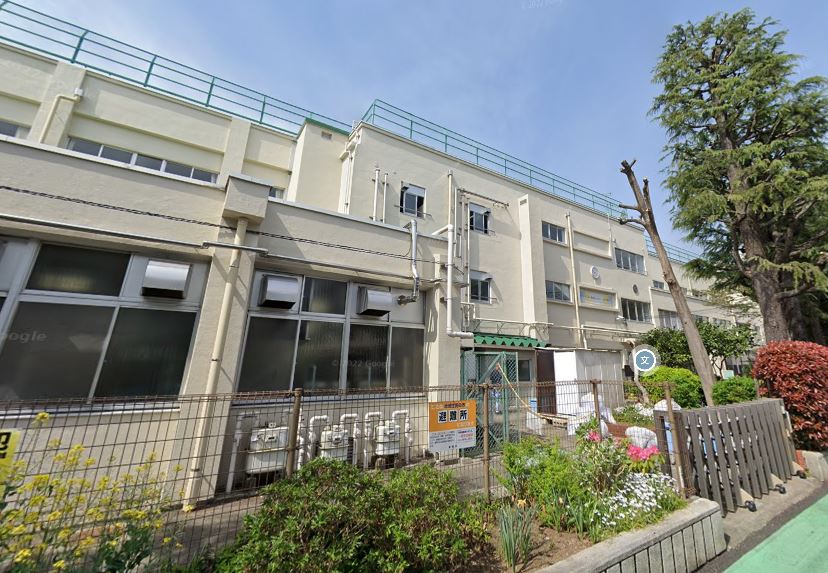 小学校　新宿区立落合第一小学校（小学校）まで247m